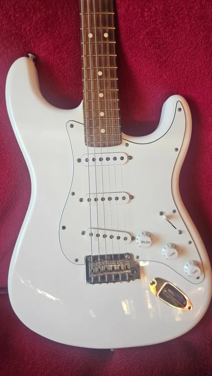 Fender stratocaster standard guitar - Image 4