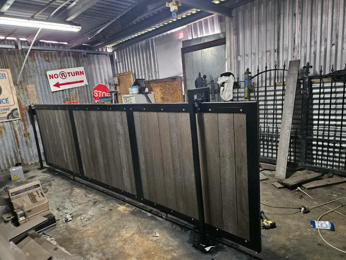 Electric roller gate - Image 1