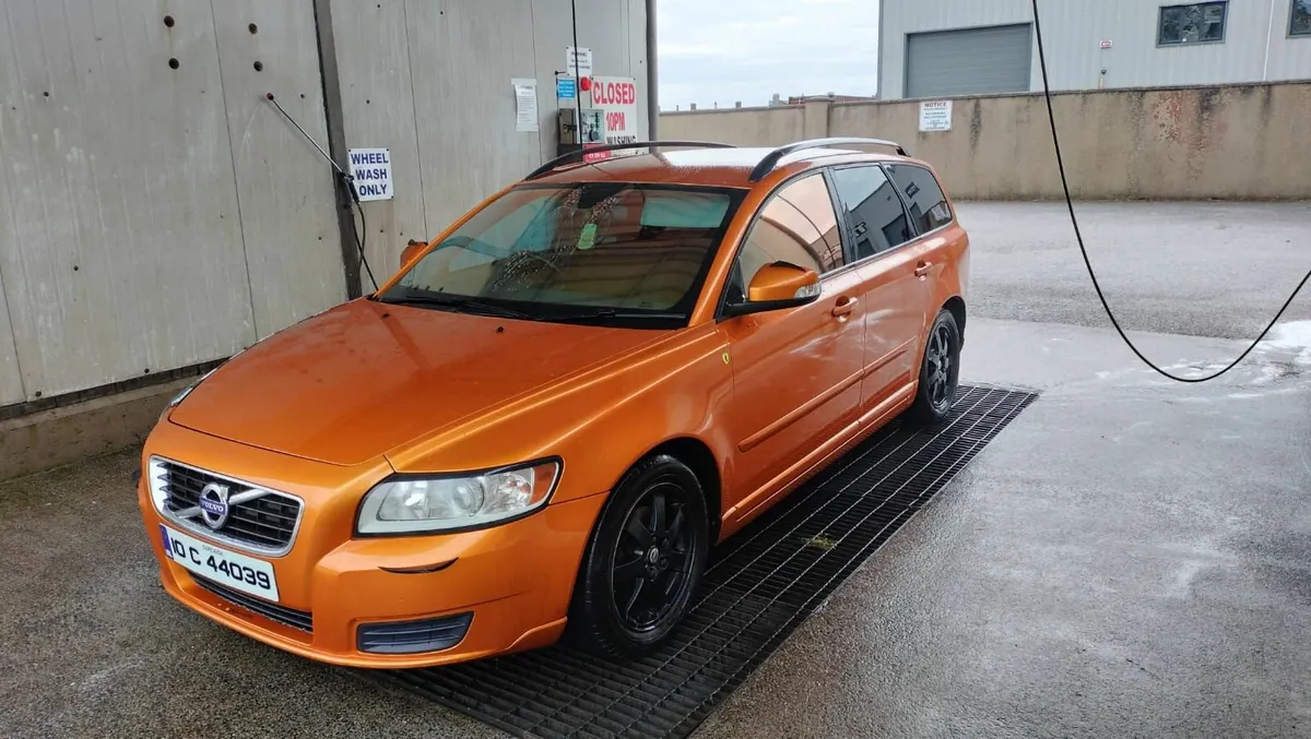 Volvo V50 2010 - Image 1
