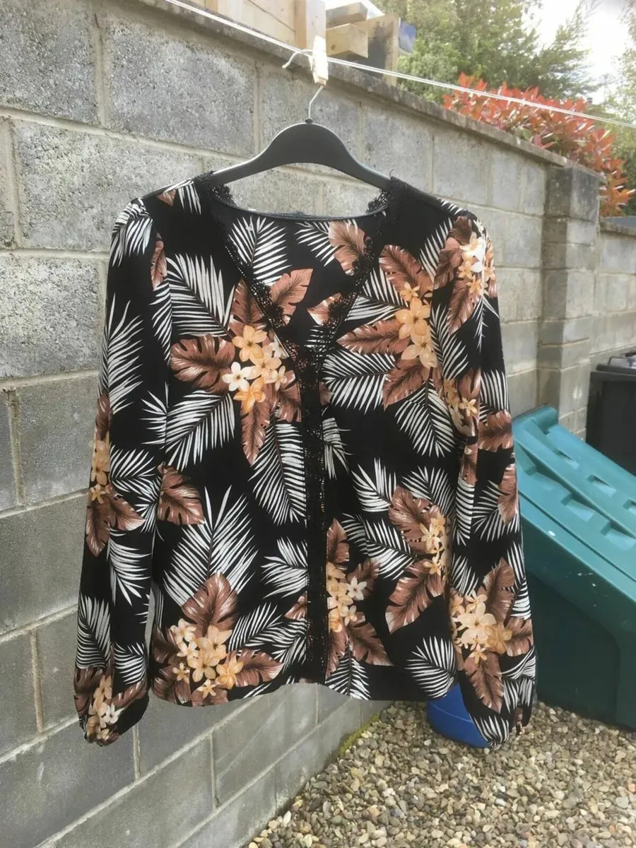 Brand New Ladies Top from Shein, Medium - Image 1