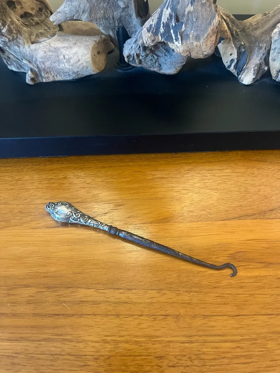 1905 Chester Silver Button Hook - Image 1