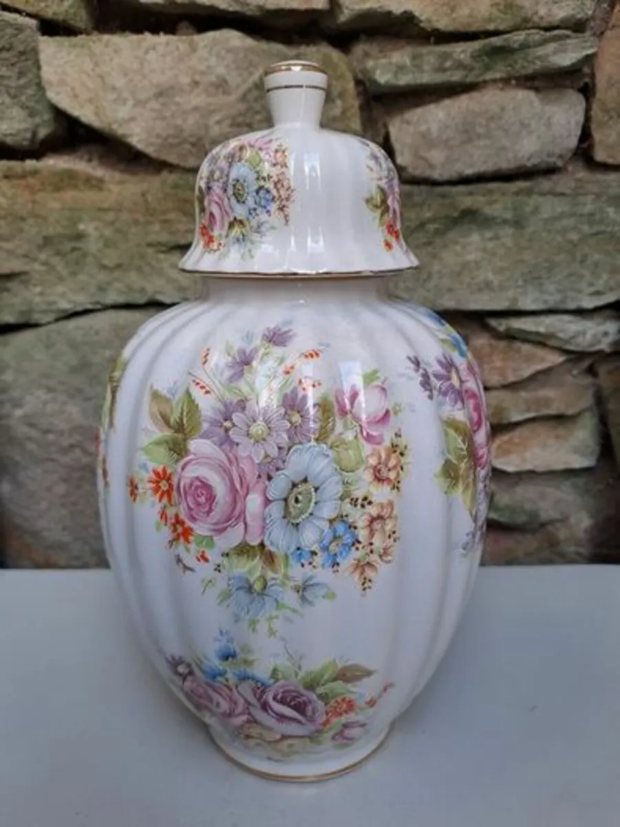 Large Vase or urn - Image 1
