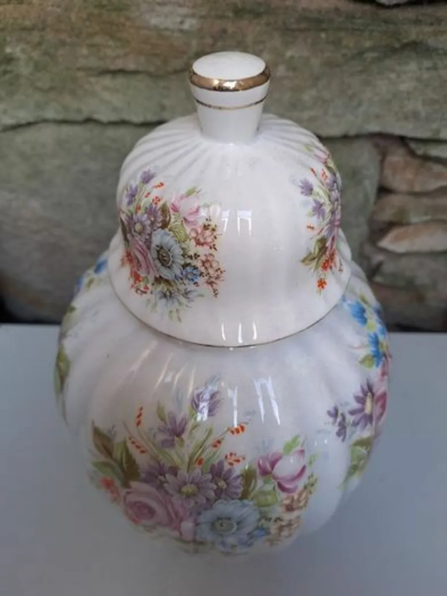 Large Vase or urn - Image 2
