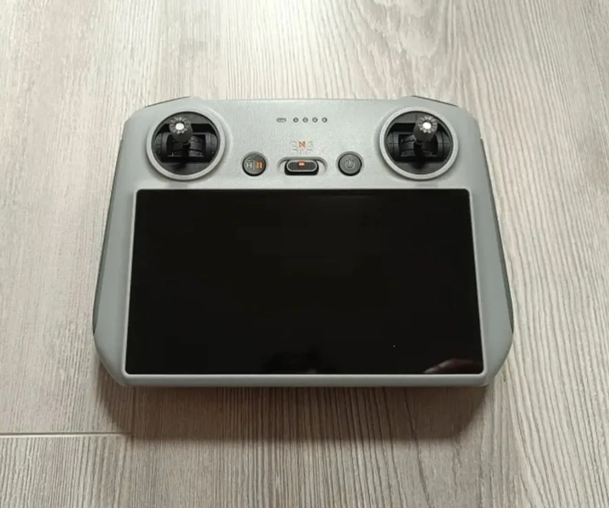 DJI Mavic 3 Pro - Perfect condition + accesories - Image 2