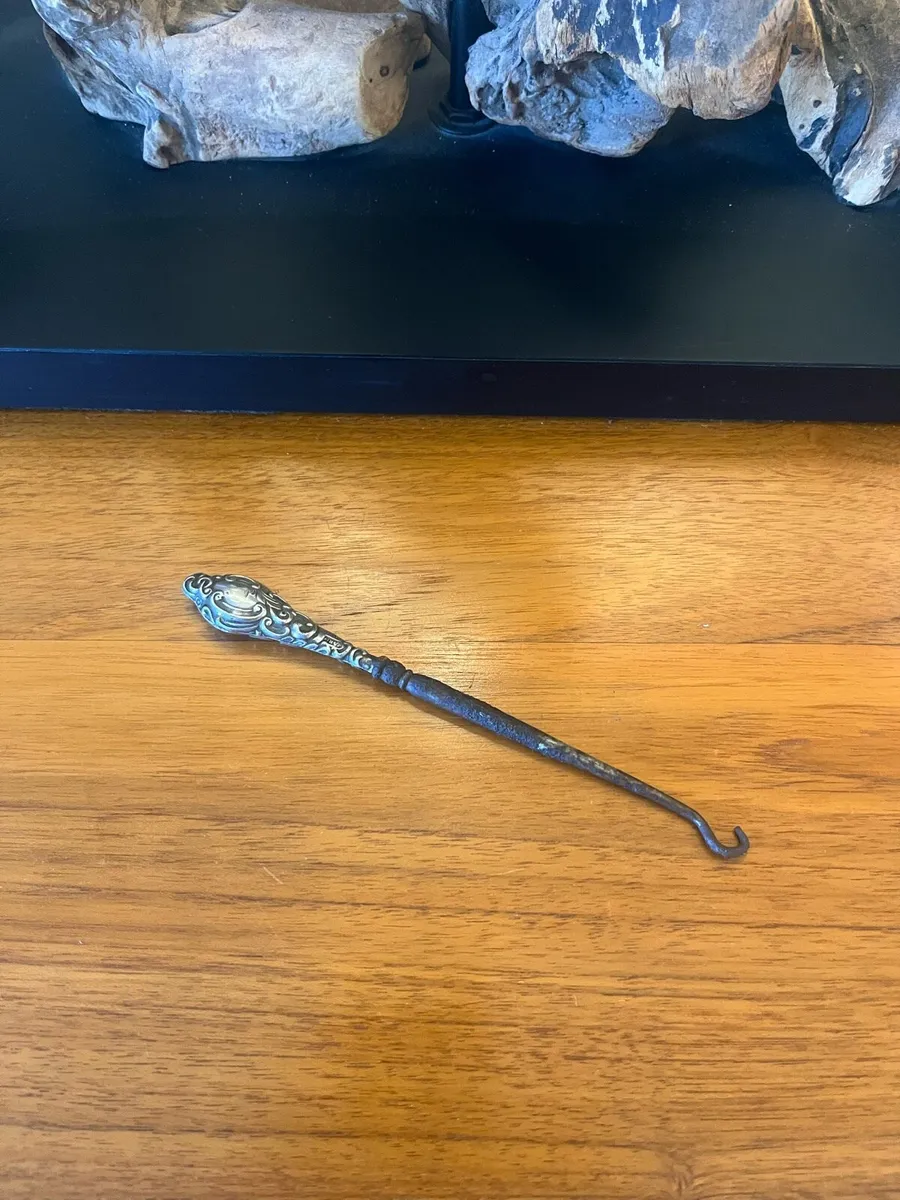 1905 Chester Silver Button Hook - Image 2