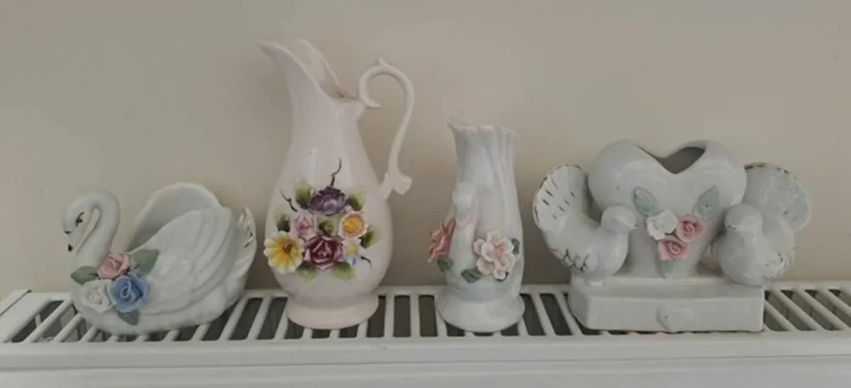4 floral decorated vases - Image 1