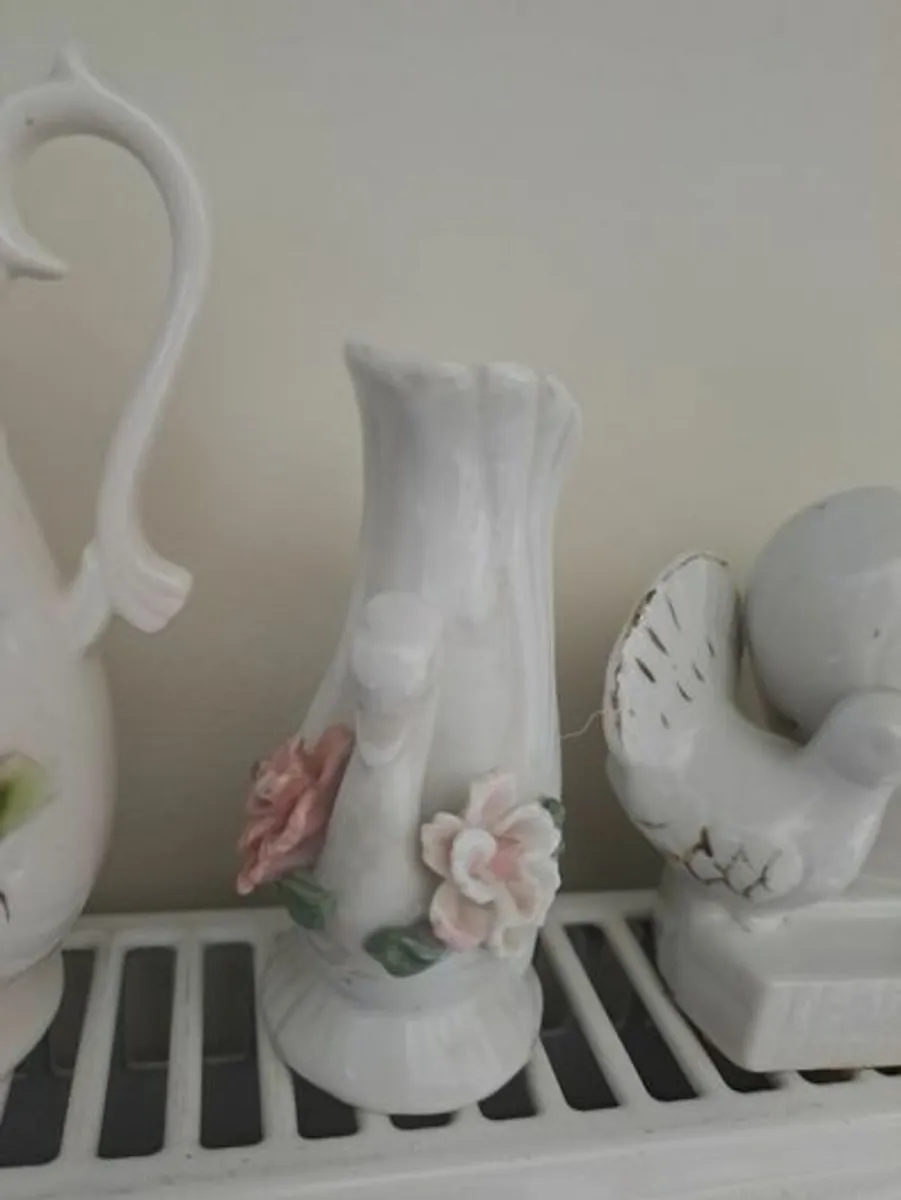 4 floral decorated vases - Image 4