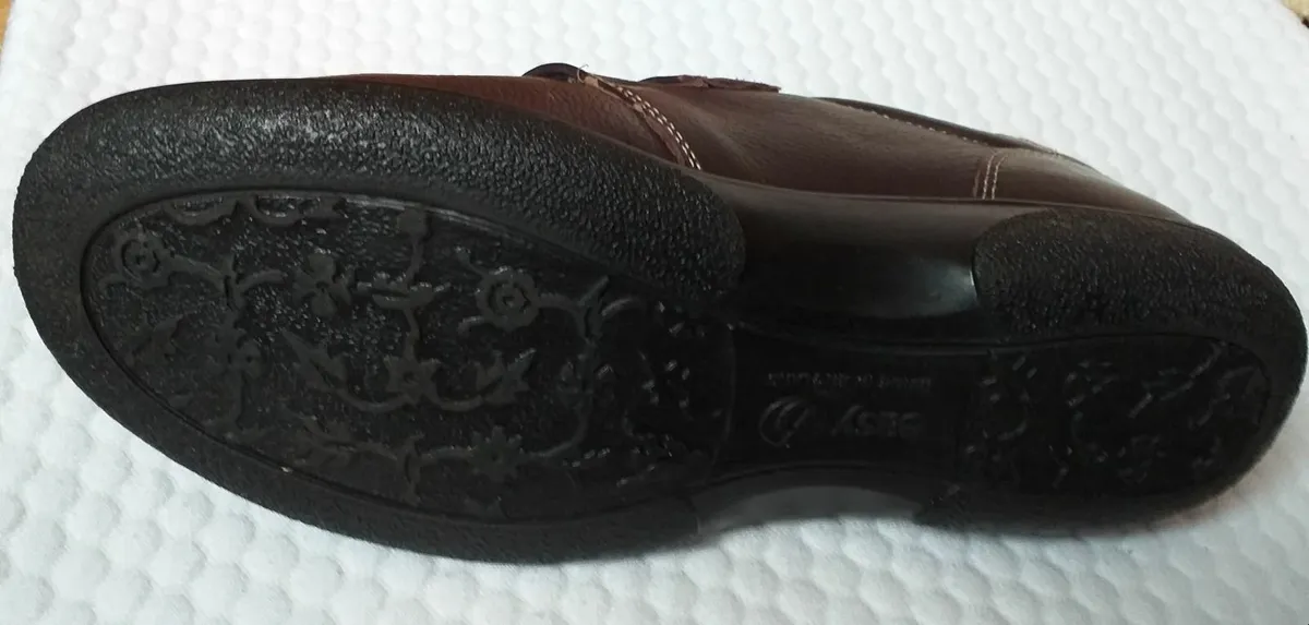 LADIES EASY B BURGANDY SHOES-SIZE 7 - Image 3