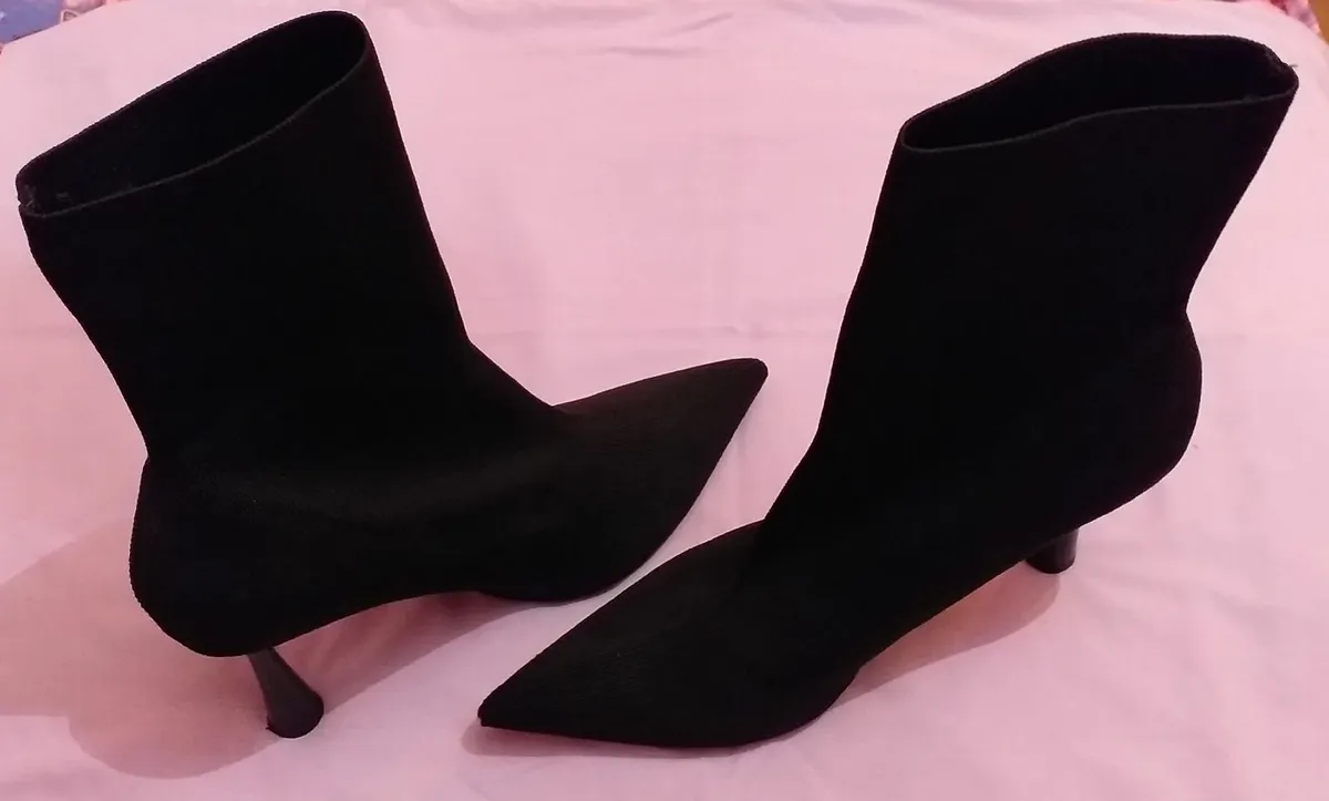 BLACK STILETTOES-SIZE 5
