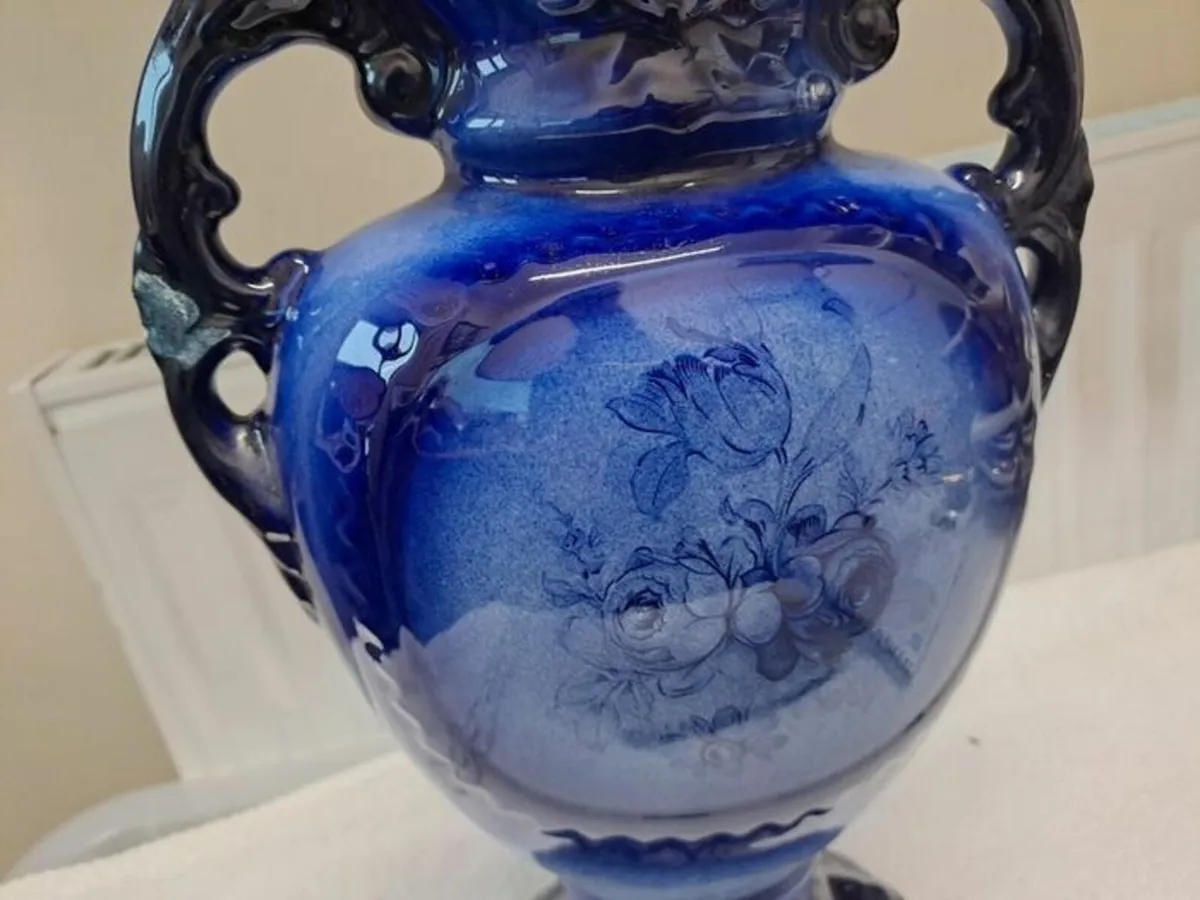 Staffordshire vase blue rose - Image 3