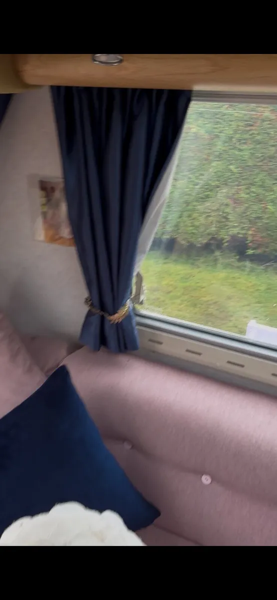 Dining room table, light, caravan curtains - Image 3