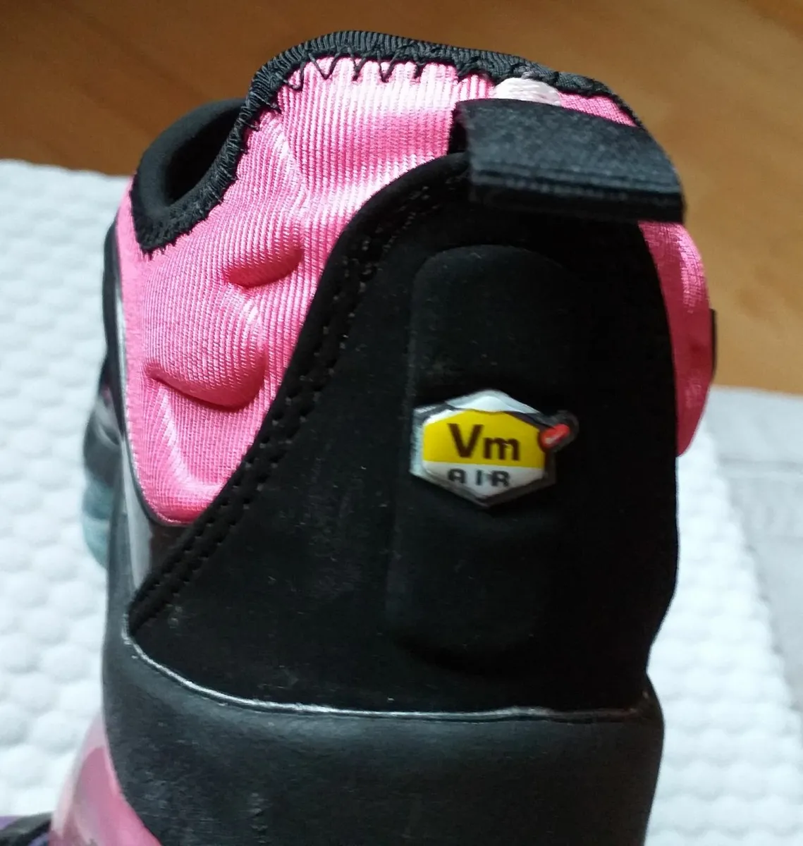 LADIES/KIDS NIKE RAINBOW TRAINERS-SIZE 4 - Image 2