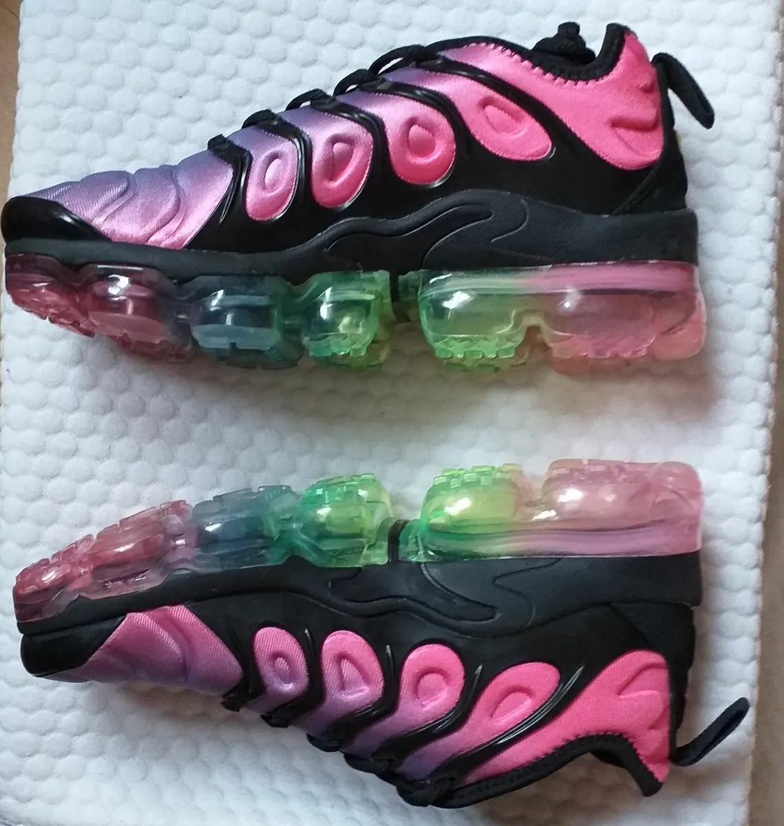 LADIES/KIDS NIKE RAINBOW TRAINERS-SIZE 4 - Image 3