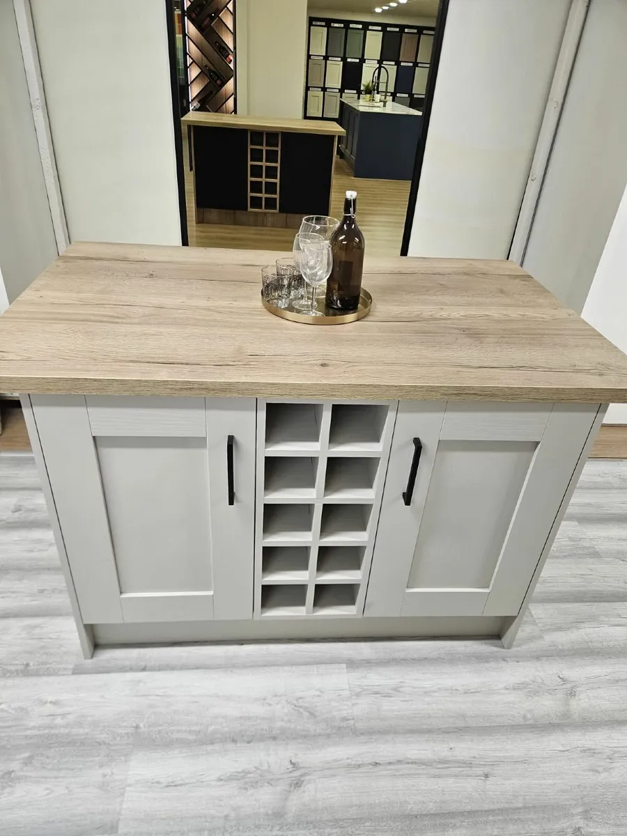 Kitchen island - Image 1