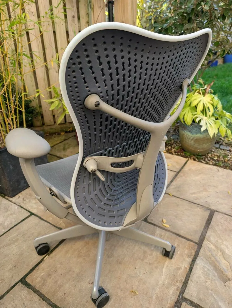 Ergonomic office chair - Image 3