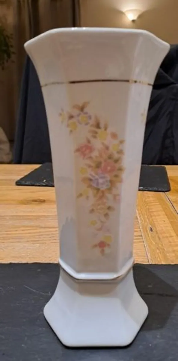 Flower vase white and pastel flowers - Image 1