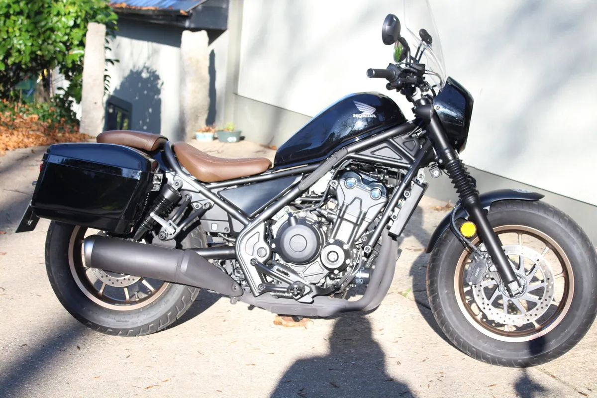 2025  Honda Rebel 500 with Panniers and Windshield - Image 3
