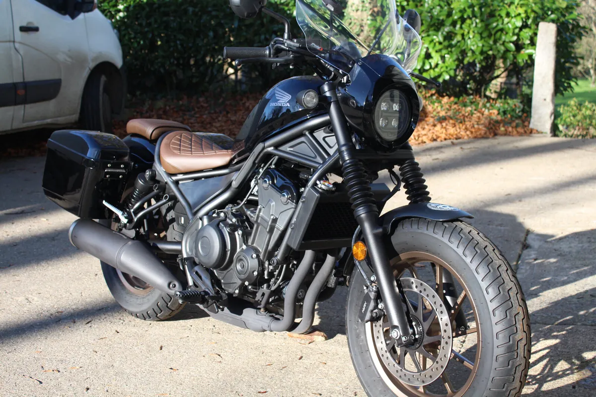 2025  Honda Rebel 500 with Panniers and Windshield - Image 2