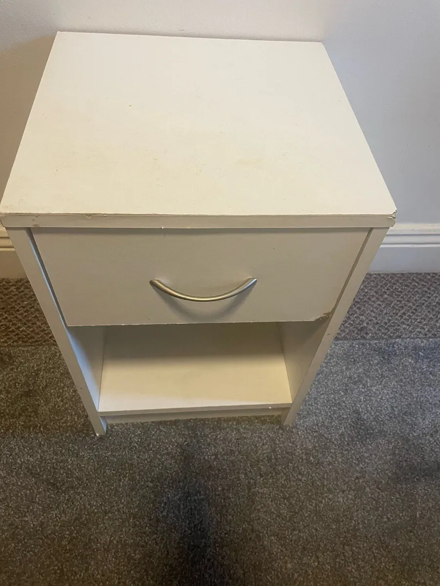 Free white bedside lockor