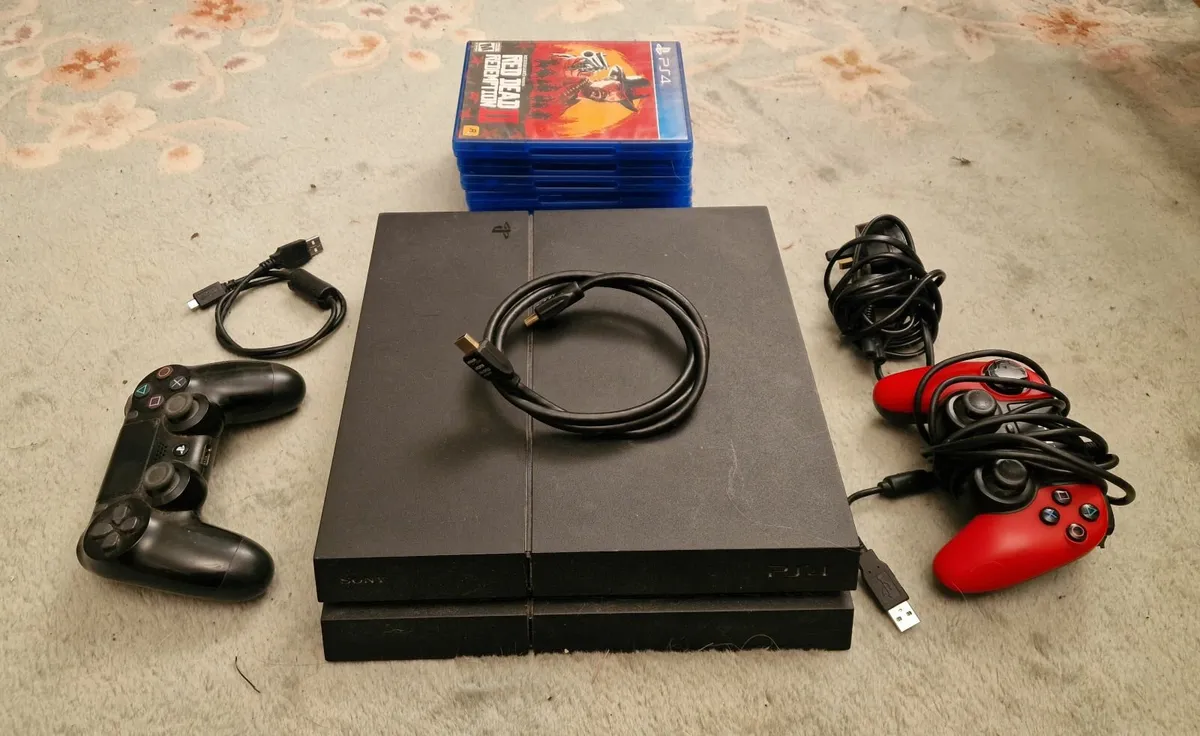 Play Station 4 (ps4) w/ 2 controllers & 6 games - Image 2