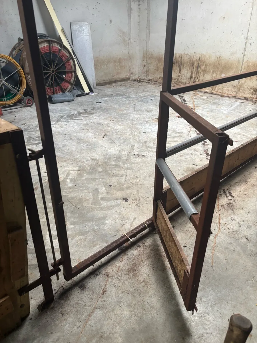 Sheep pens - Image 2