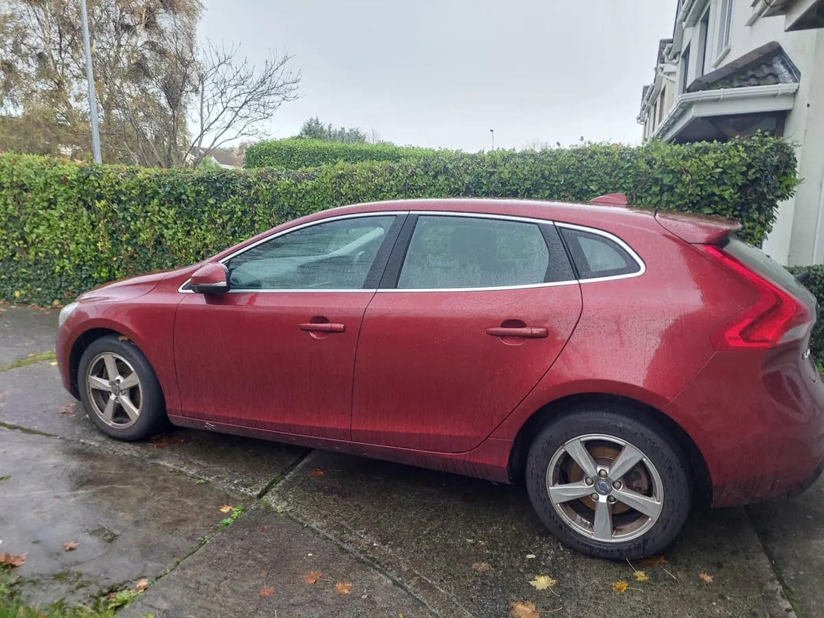 Volvo V40 - Image 2