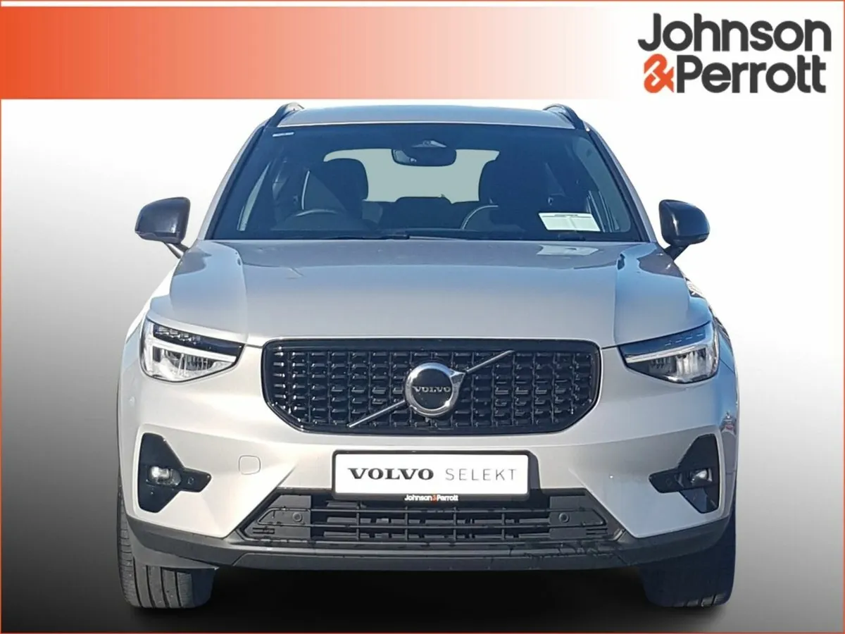 Volvo XC40 2.0 B3 163bhp MHEV Plus Dark - Image 4