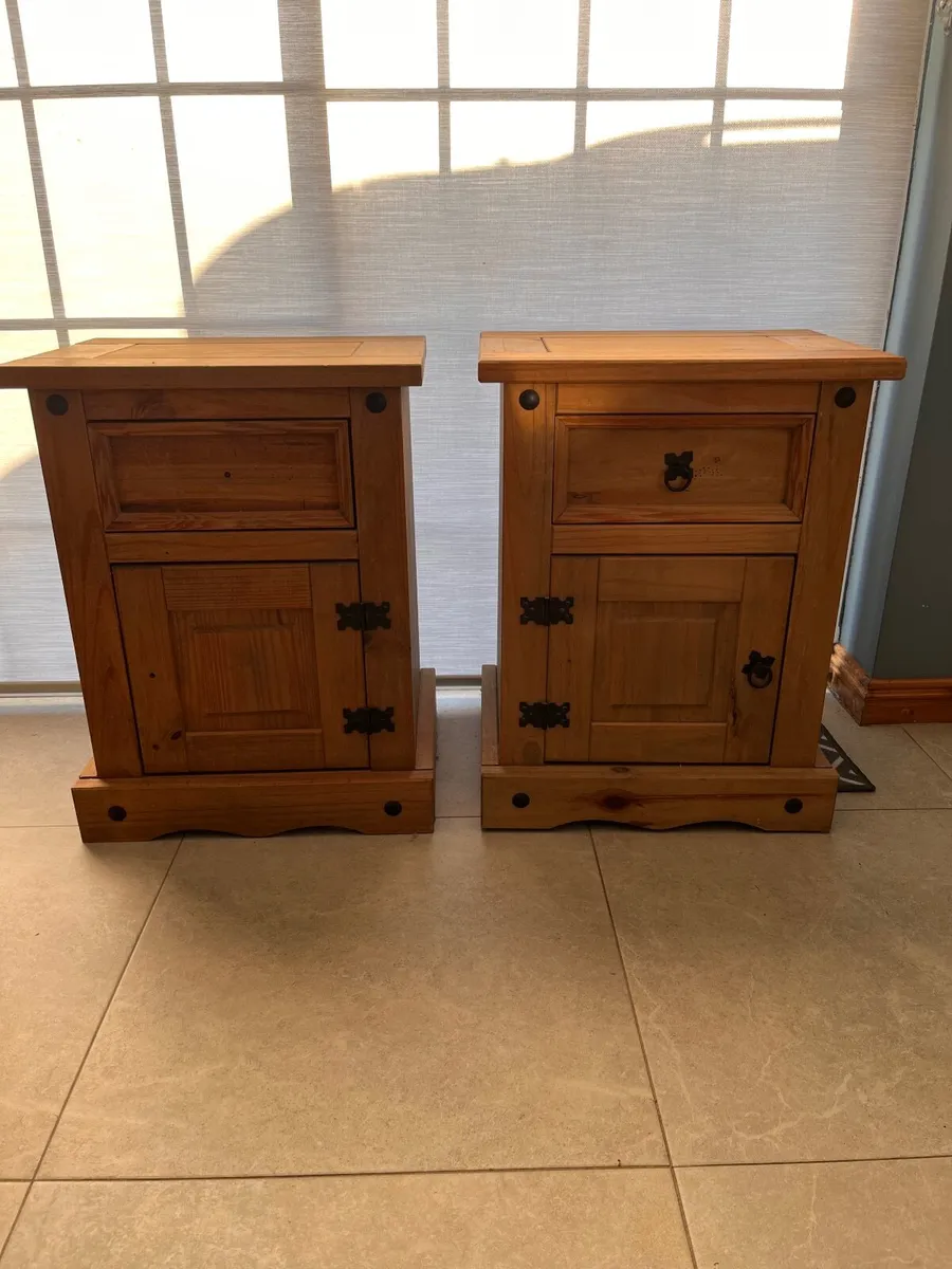 Two bedside lockers