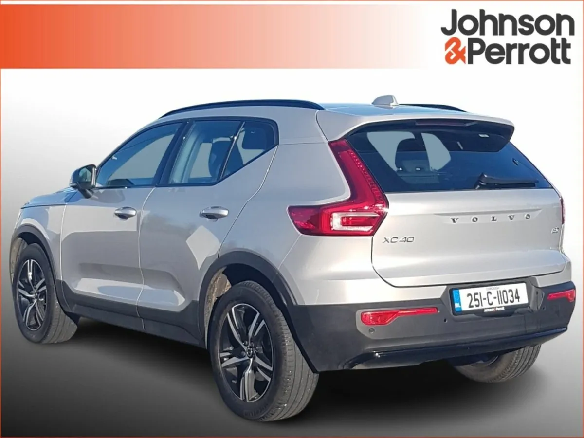 Volvo XC40 2.0 B3 163bhp MHEV Plus Dark - Image 3