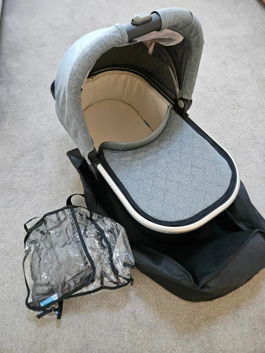Uppababy vista carry cot - Image 1