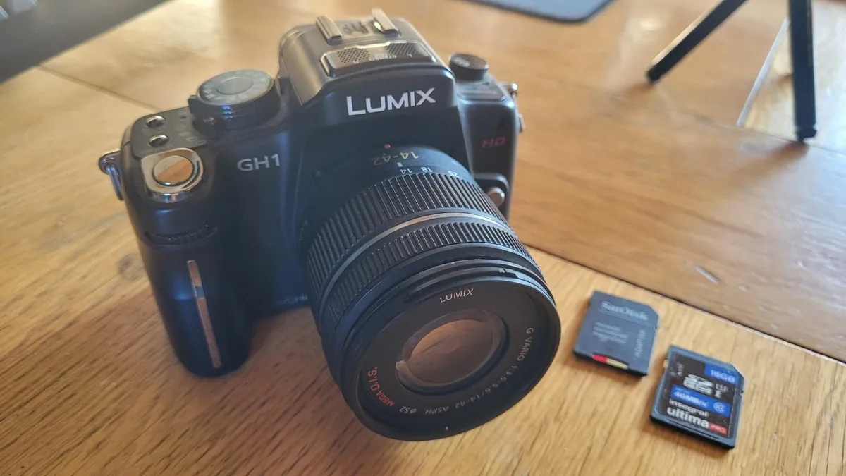 Lumix DMC GH1 DSLR Camera + Accessories - Image 2