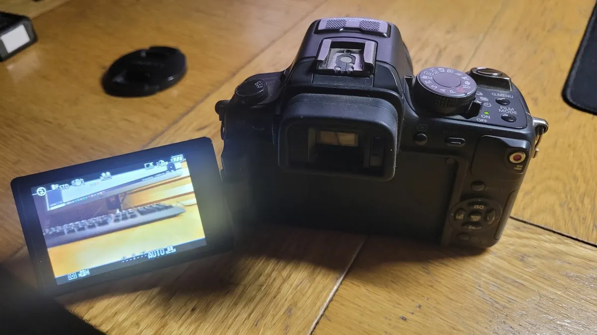 Lumix DMC GH1 DSLR Camera + Accessories - Image 3