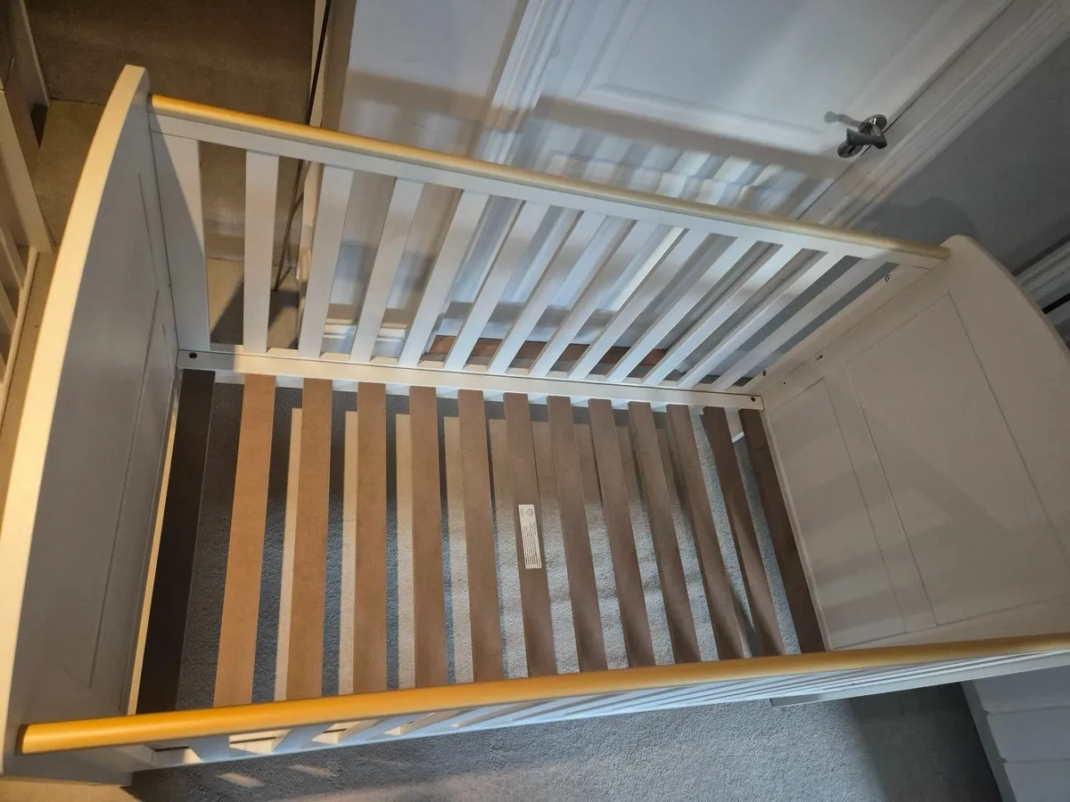 Mamas & Papas adjustable cot / cotbed - Image 3