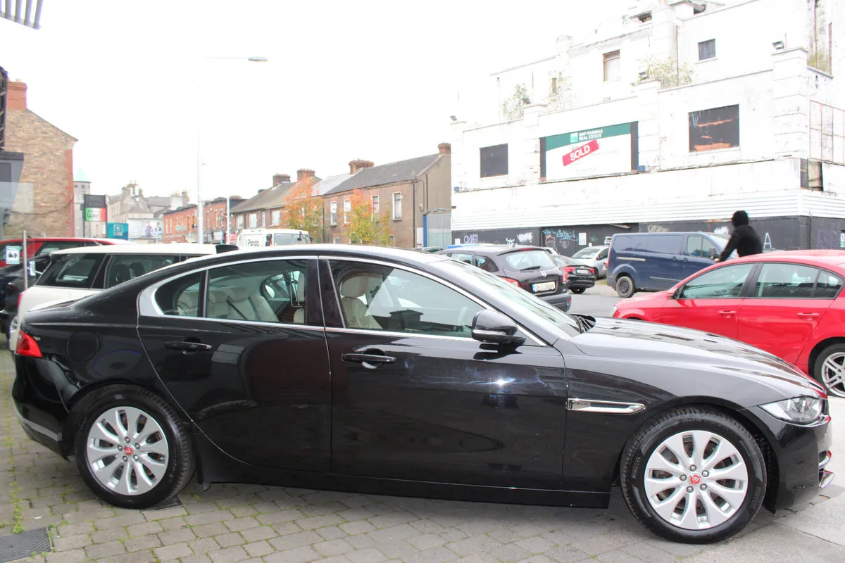Jaguar XE 2.0 PRESTIGE 2016 - Image 3