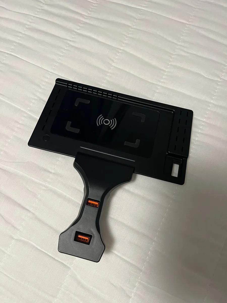 BMW X3 wireless charger - Image 1