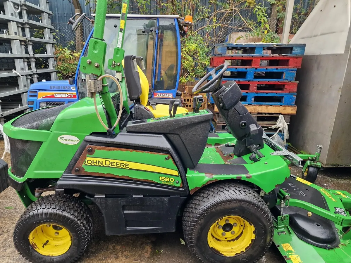 John Deere 1580 Ride on Mower Lawnmower - Image 1