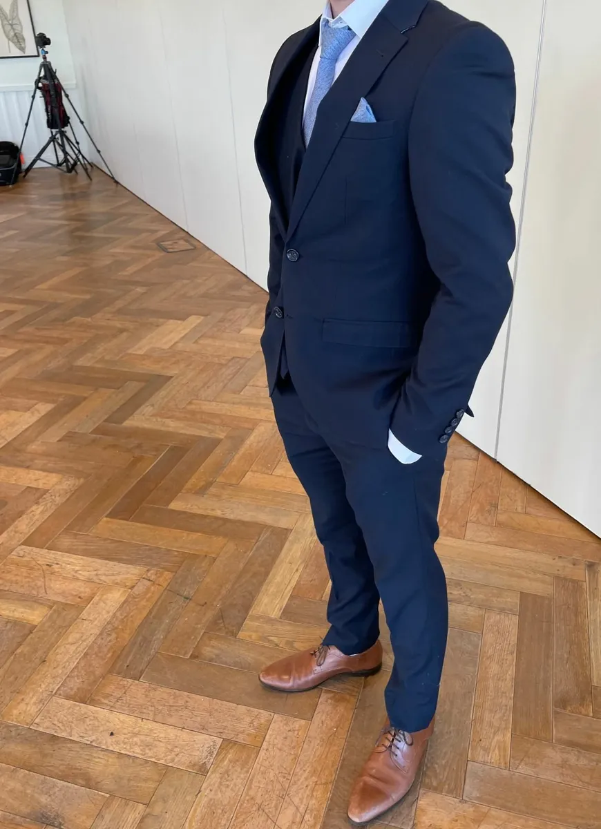 3-piece navy suit 36R - Image 3