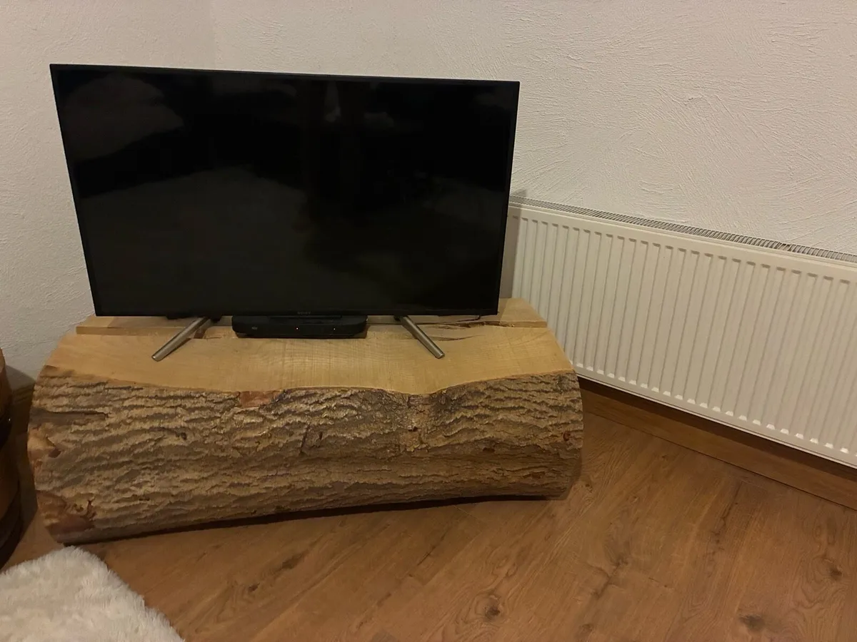 TV stand - Image 1