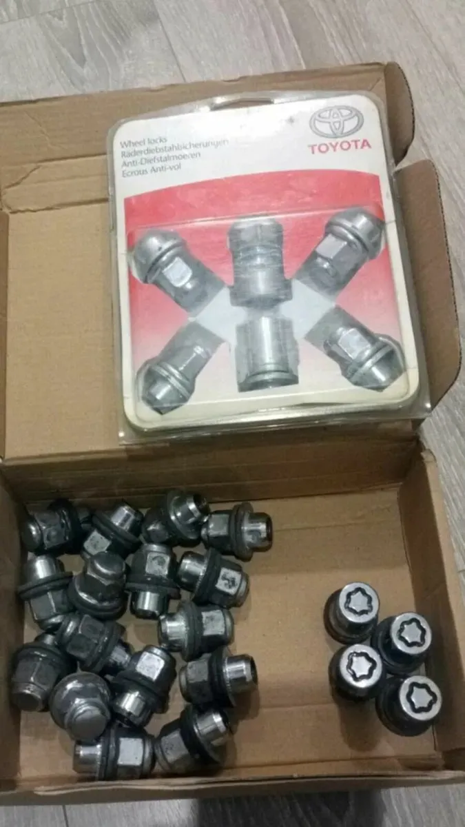 Toyota original wheels nuts set with lock nuts - Image 1