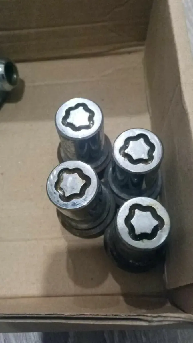 Toyota original wheels nuts set with lock nuts - Image 3