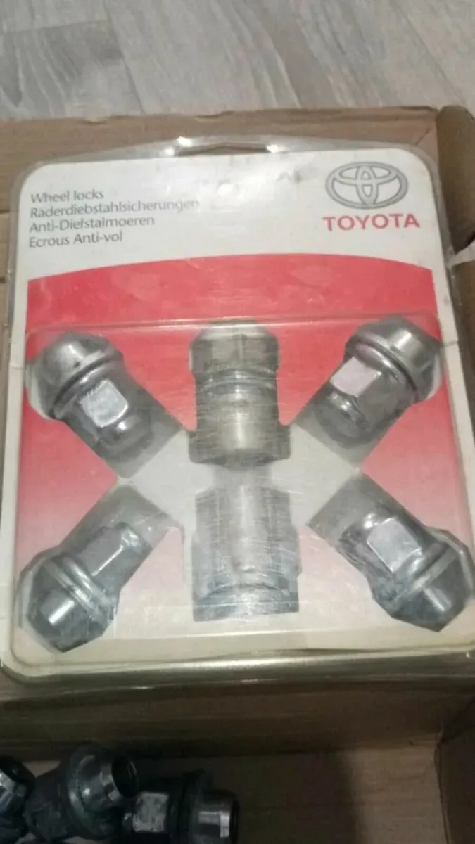Toyota original wheels nuts set with lock nuts - Image 4