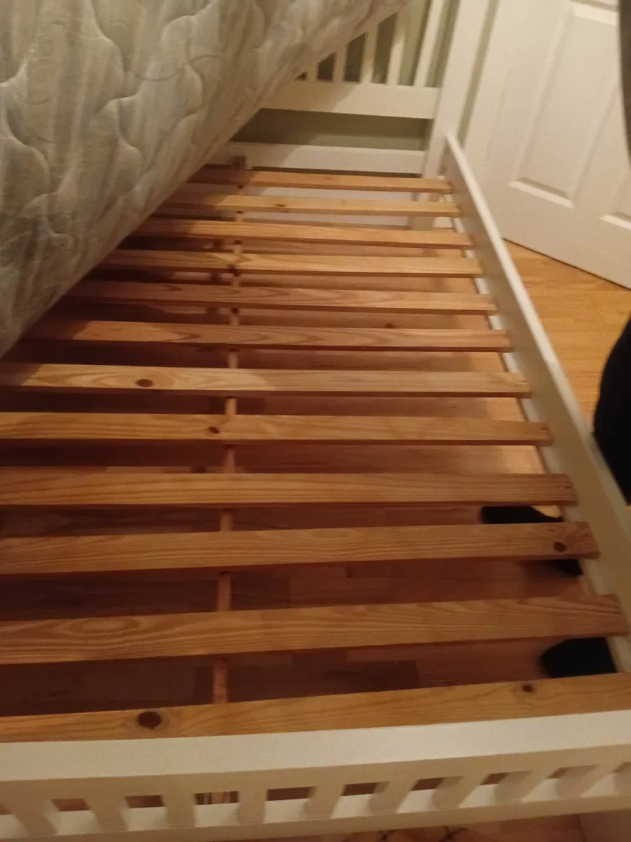 Bed and mattress - Image 2