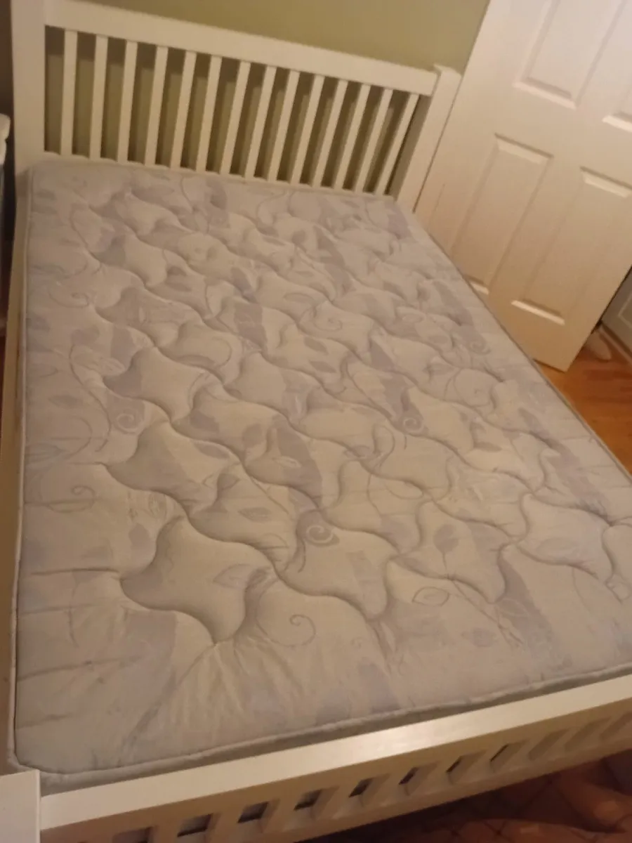 Bed and mattress - Image 3