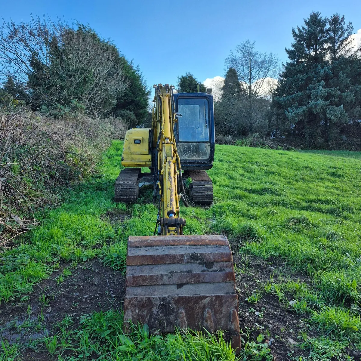 digger and low loader - Image 3