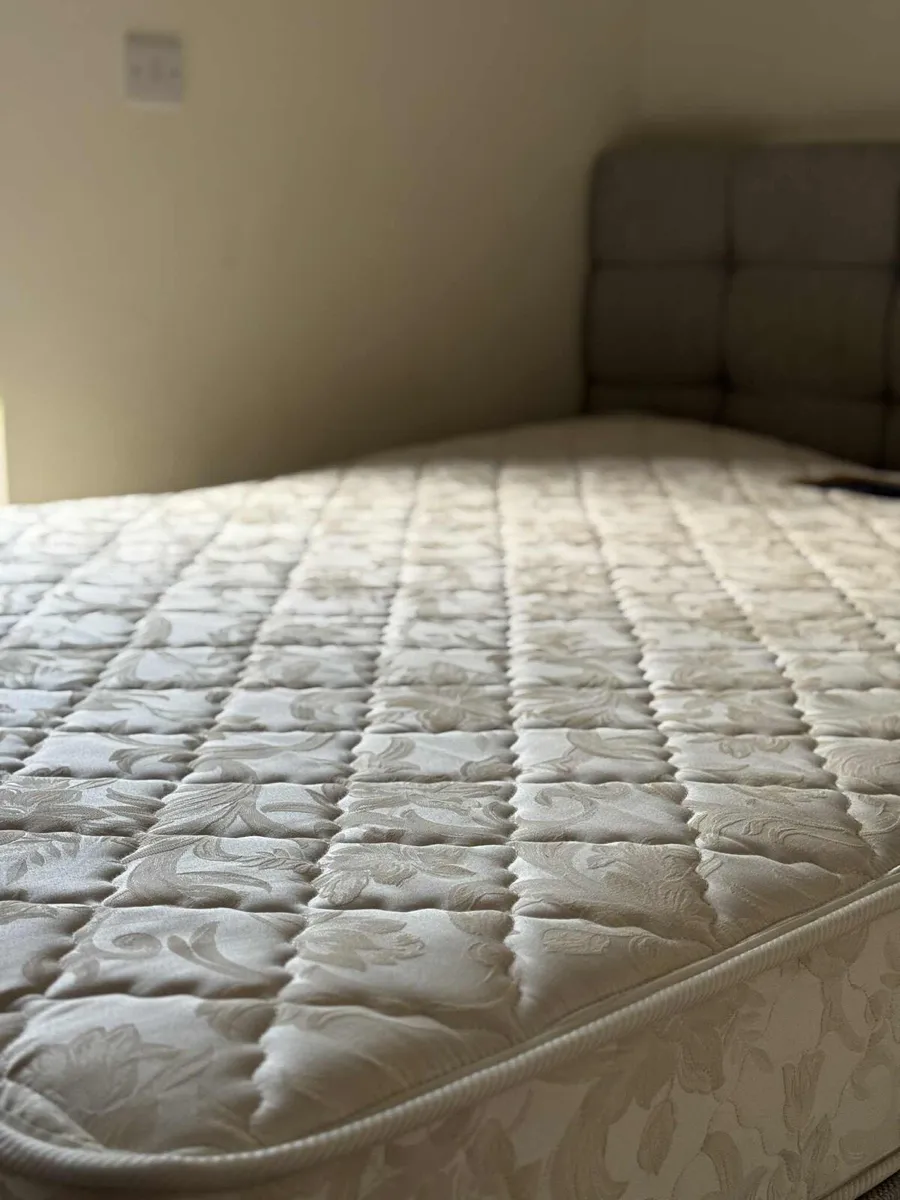 Double bed mattress - Image 1