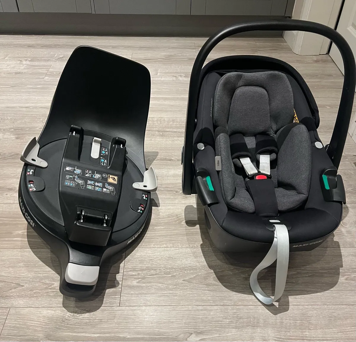 Maxi Cosi pebble 360 car seat with iso fix base - Image 1