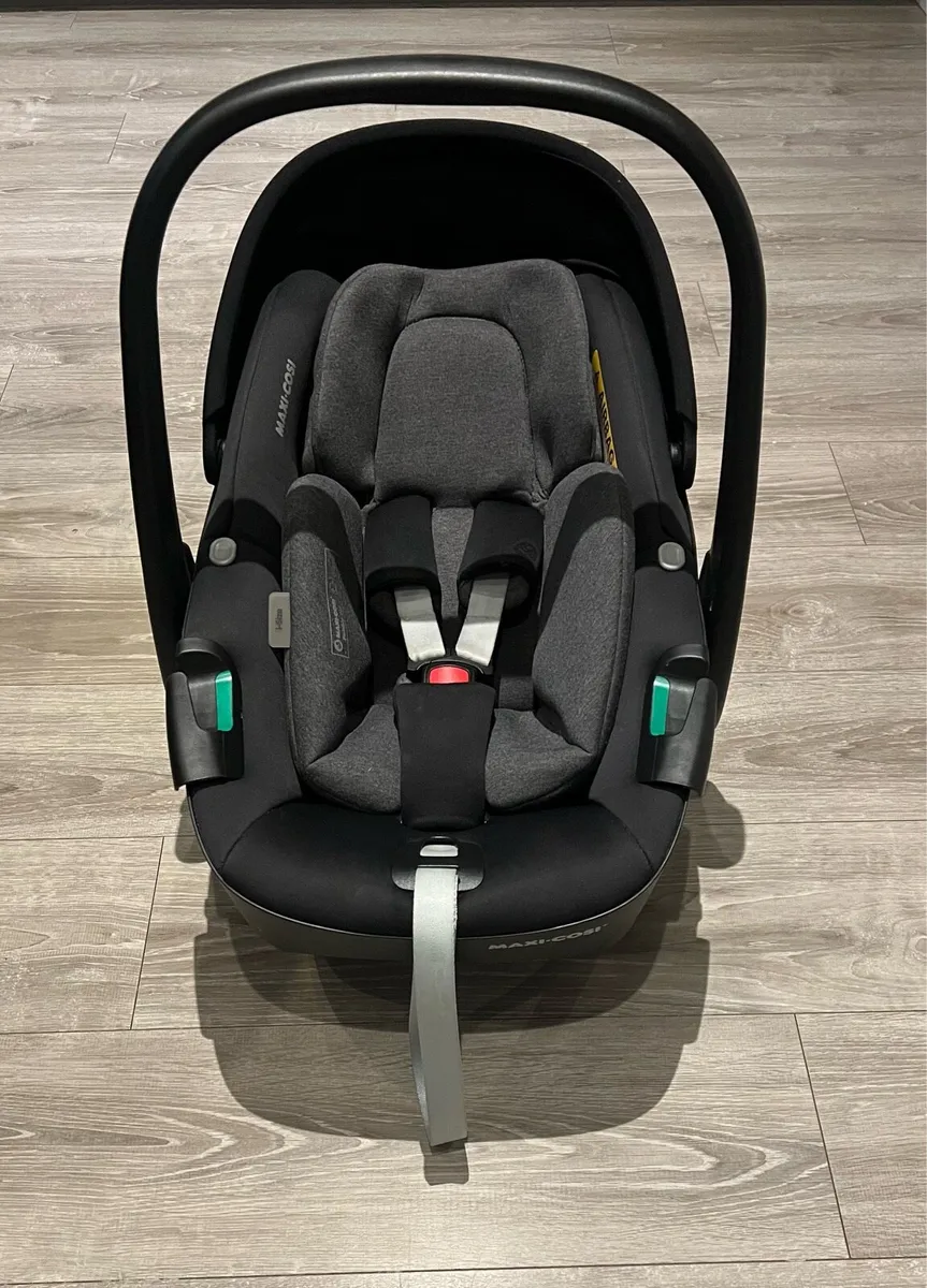 Maxi Cosi pebble 360 car seat with iso fix base - Image 2
