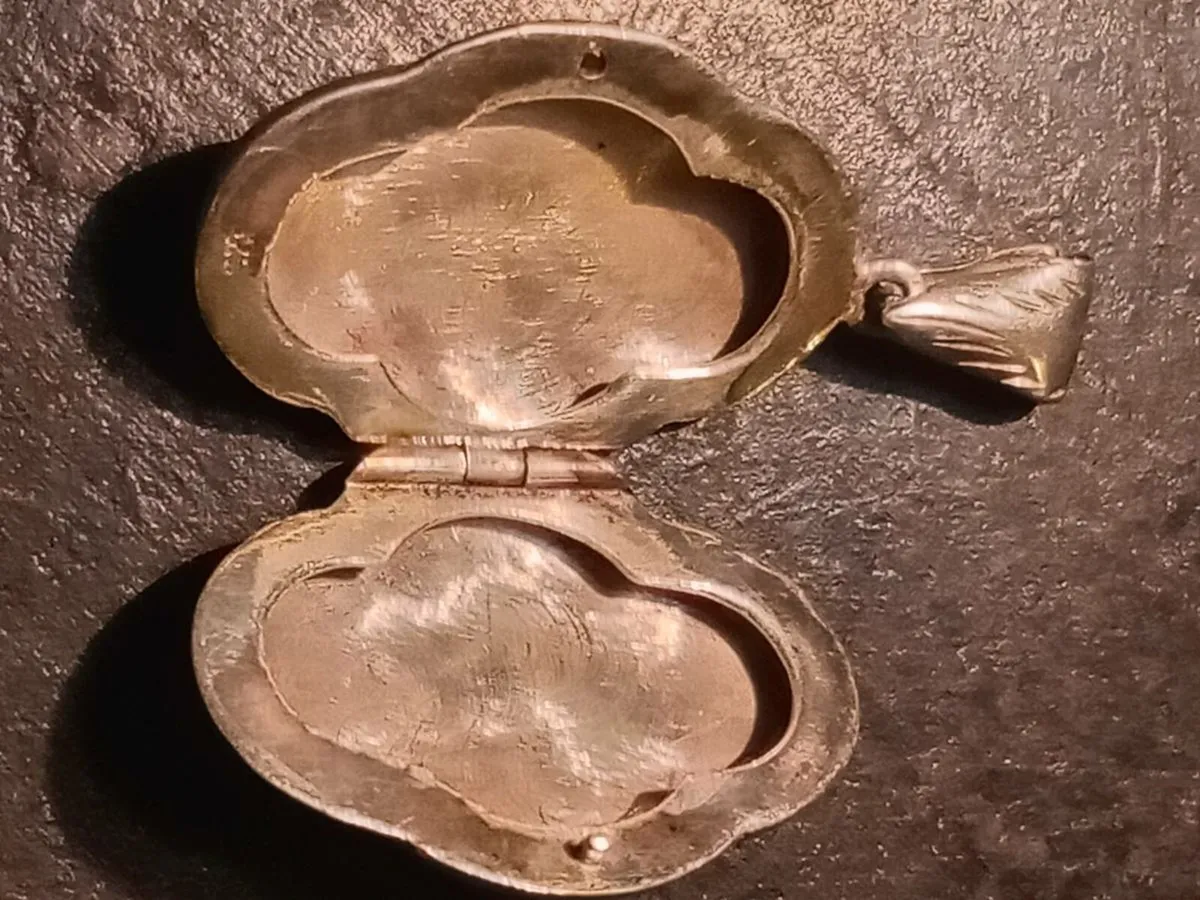Silver locket , very ornate. - Image 3