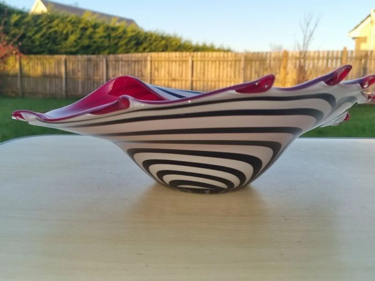 Murano Glass Red and Zebra Striped Conch Shell Bow - Image 4