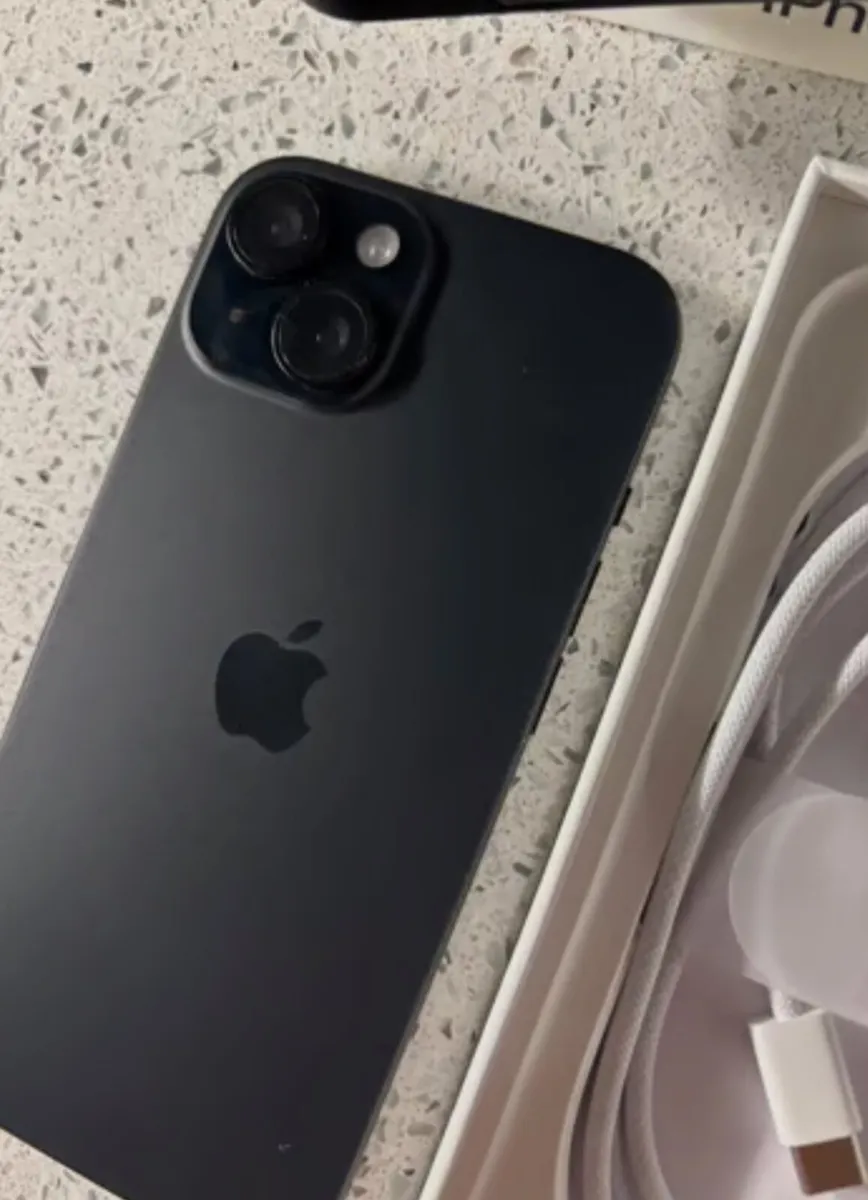 iPhone 15 - Image 3